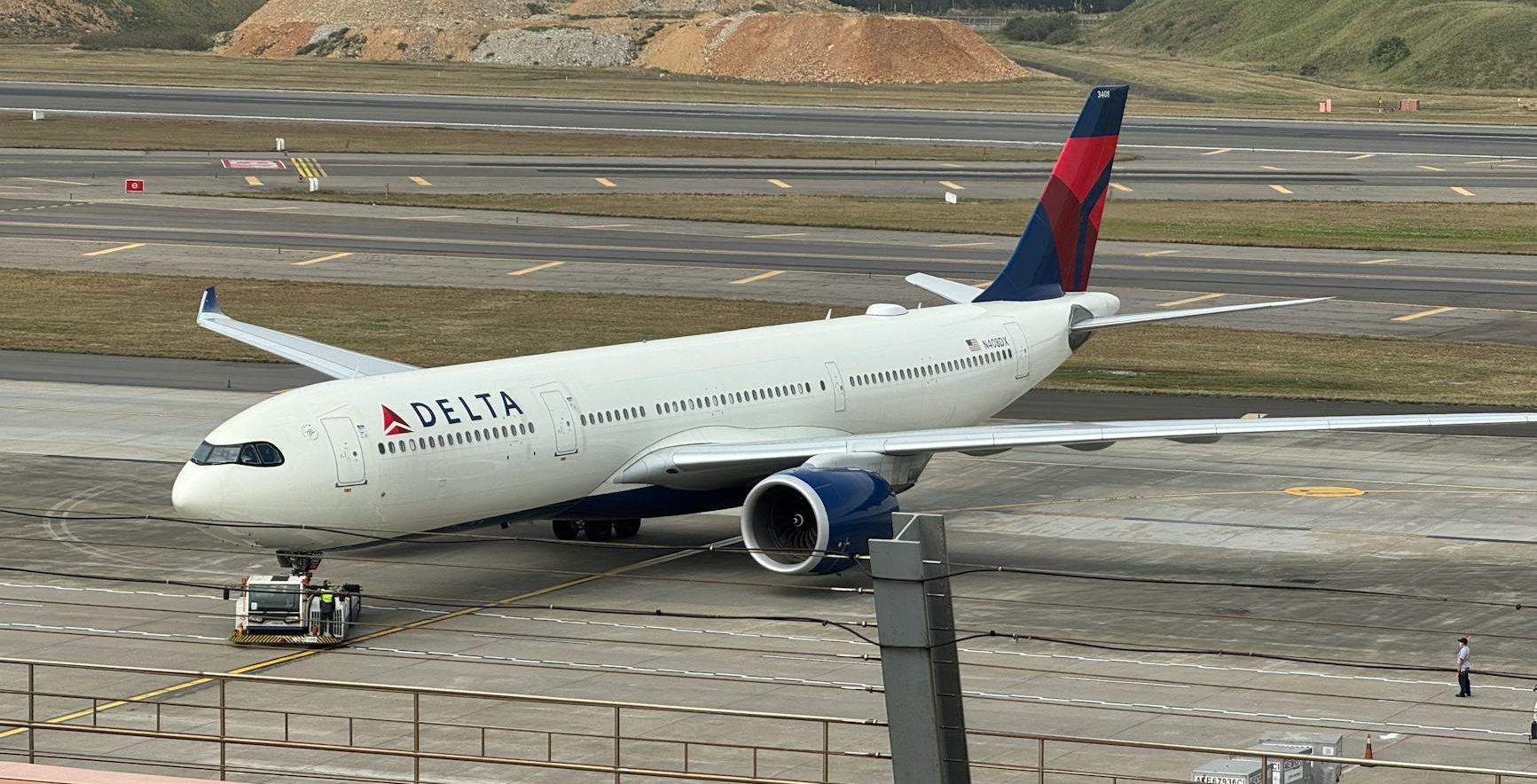 Chaos Erupts on Delta Flight After Passenger Tries to Open Door