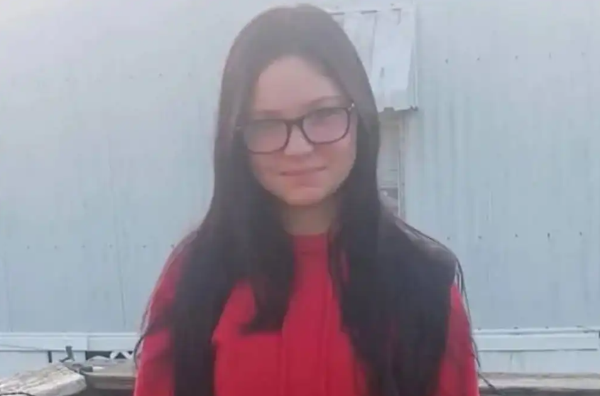 Thirteen-Year-Old Girl Seriously Injured After Being Hit by School Bus in Shocking Incident